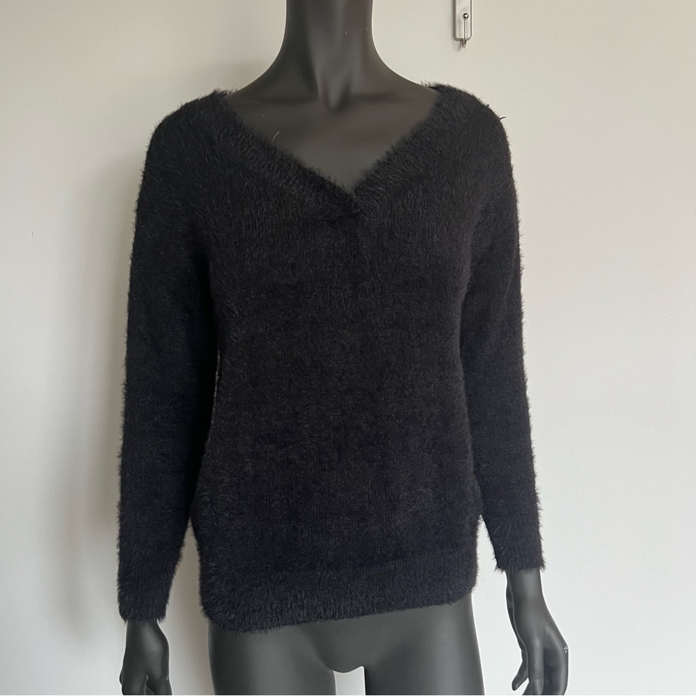 113. YANLINQI/ FUZZY BLACK VNECK SWEATER 3/4 SLEEVE